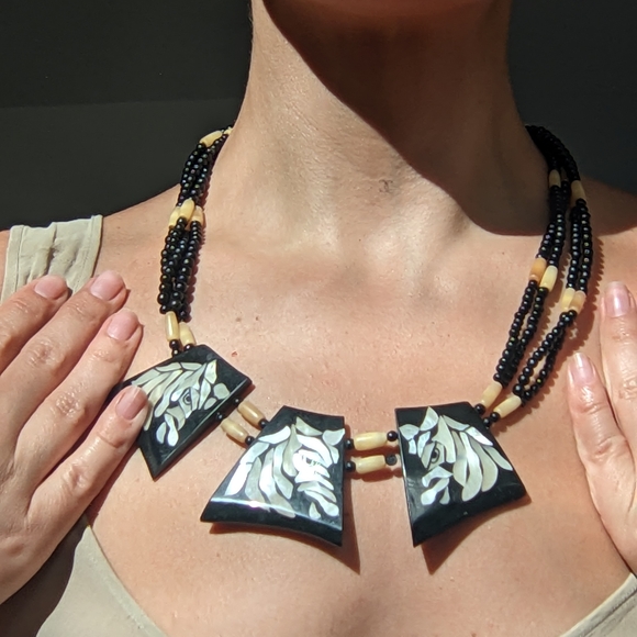 Jewelry - Elegant Black and Cream Necklace